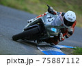 サーキットでハングオンをしているバイク 75887112