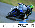サーキットでハングオンをしているバイク 75887113
