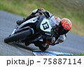 サーキットでハングオンをしているバイク 75887114