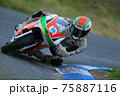 サーキットでハングオンをしているバイク 75887116