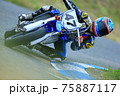 サーキットでハングオンをしているバイク 75887117