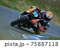サーキットでハングオンをしているバイク 75887118