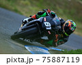 サーキットでハングオンをしているバイク 75887119