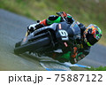 サーキットでハングオンをしているバイク 75887122