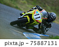 サーキットでハングオンをしているバイク 75887131