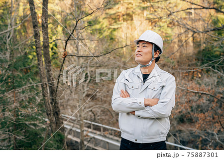 林業・環境保護・工事現場にいる作業着の男性 75887301