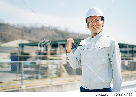 足場工事・建築業・作業着を着た男性 足場工事・建築業・作業着を着た男性 75887744
