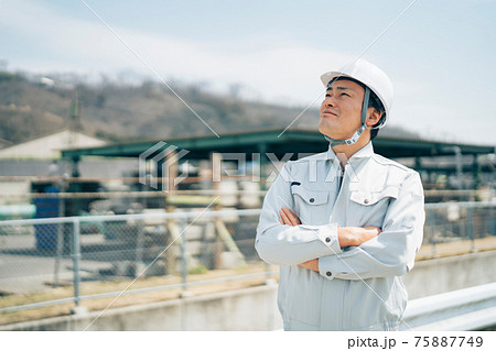 足場工事・建築業・作業着を着た男性 75887749
