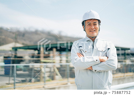 足場工事・建築業・作業着を着た男性 75887752
