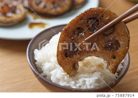 レンコンの挟み焼きと、白いご飯 レンコンの挟み焼きと、白いご飯 75887914