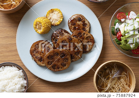 レンコンの挟み焼きの食卓 75887924