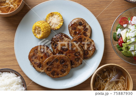 レンコンの挟み焼きの食卓 レンコンの挟み焼きの食卓 75887930