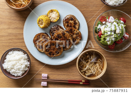 レンコンの挟み焼きと、アボカドサラダの食卓 レンコンの挟み焼きと、アボカドサラダの食卓 75887931