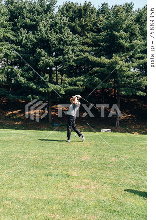 ゴルフ ゴルフ場 男性 75889356