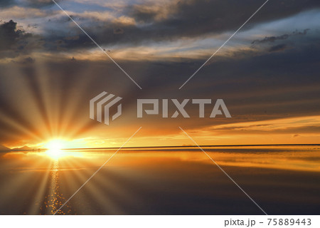 ボリビアのウユニ塩湖の夕景 ボリビアのウユニ塩湖の夕景 75889443