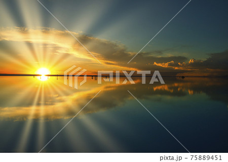 ボリビアのウユニ塩湖の夕景 75889451