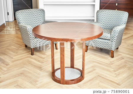Coffee table of veneer and solid walnut near armchairs 75890001