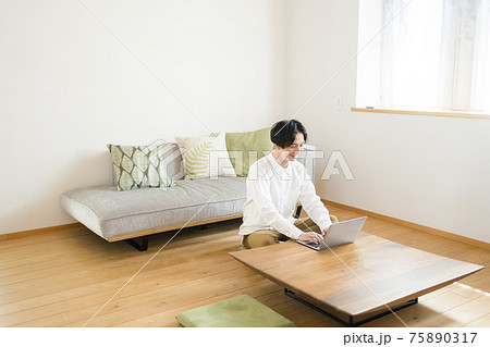 リビングでテレワークをする男性 リビングでテレワークをする男性 75890317