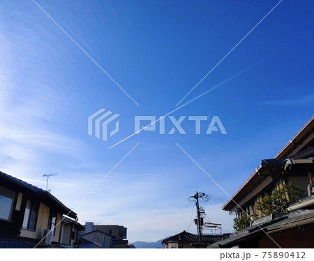 晴れた日の飛行機雲 75890412