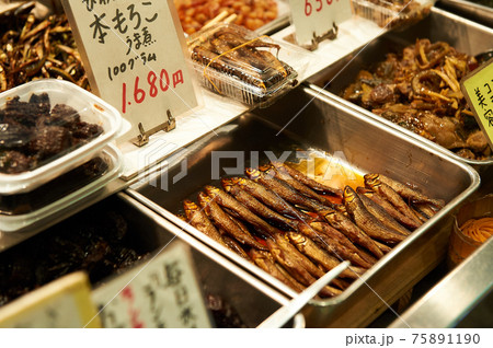 市場で売られているモロコのうま煮 75891190