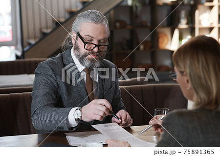 Signing contract at meeting 75891365