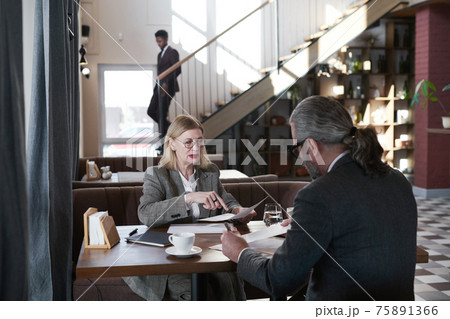 Business meeting in restaurant 75891366