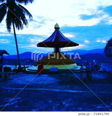 ラオスのパクセーの寺院内のモニュメント 75891790