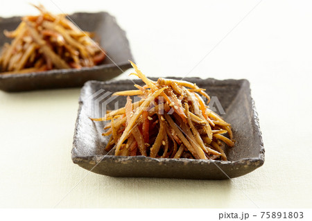 ゴマがたっぷりかかったきんぴらごぼう 75891803