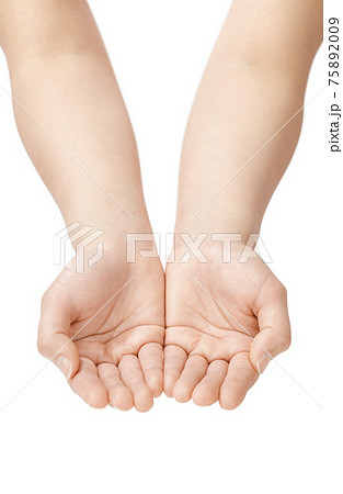 何かを受け取るような女性の手　 75892009