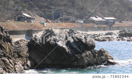 藻塩を製造している塩工房と笹川流れ日本海の写真素材