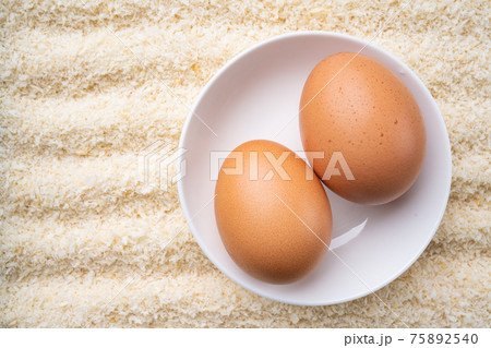 パン粉と卵 75892540