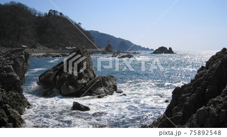 藻塩を製造している塩工房と笹川流れ日本海 75892548