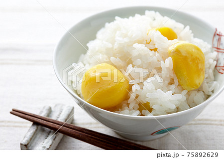 黄色い栗が入った栗の混ぜご飯 黄色い栗が入った栗の混ぜご飯 75892629