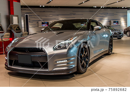 ショールームに展示されたシルバーのスポーツカー ショールームに展示されたシルバーのスポーツカー 75892682