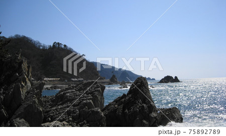 特急いなほが通過する藻塩を製造している塩工房と笹川流れ日本海の写真素材 7527