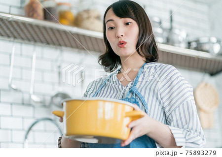 キッチンの主婦 キッチンの主婦 75893279