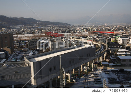 冬の上田駅市街を行く上田電鉄別所線 75893446