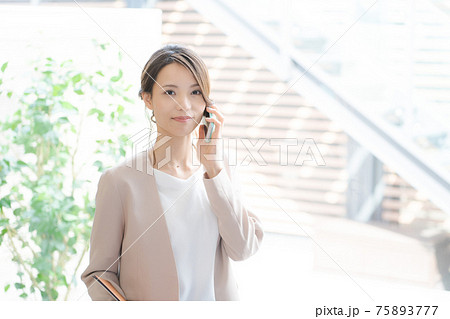 通話をする女性のポートレート 75893777