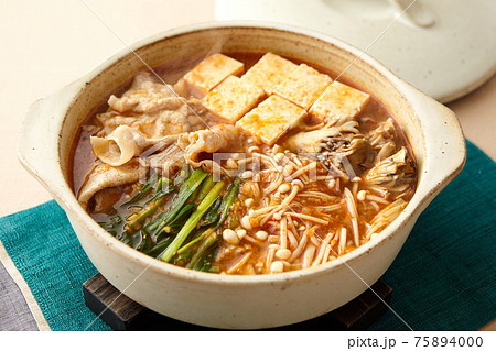 かわいい土鍋で煮た湯気のたったキムチ鍋 75894000