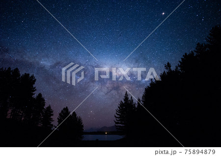 ニュージーランドのテカポで眺める天の川と星空 75894879