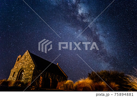 ニュージーランドのテカポで眺める天の川と星空 75894881