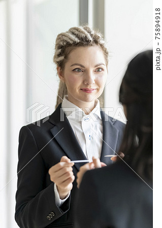 ビジネス　名刺交換　グローバルビジネス 75894918