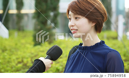 街頭インタビューを受ける女性 街頭インタビューを受ける女性 75894958