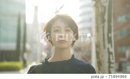 街を歩く女性 街を歩く女性 75894966