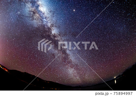 ニュージーランドのテカポで見られる天の川と星空の魚眼天体写真の写真素材 [75894997] - PIXTA