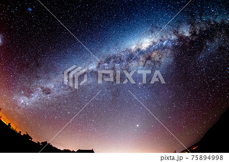 ニュージーランドのテカポで見られる天の川と星空の魚眼天体写真 ニュージーランドのテカポで見られる天の川と星空の魚眼天体写真 75894998