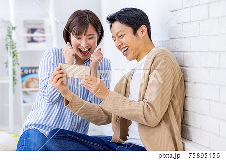 スマホ カップル 家 スマホ カップル 家 75895456