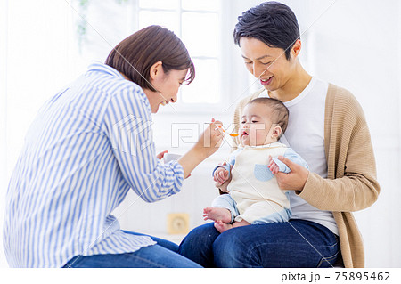 離乳食を食べようとしている赤ちゃん 75895462