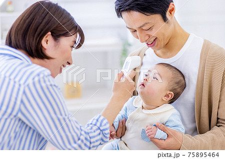 赤ちゃんの体温を測る母親 75895464