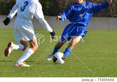 少年サッカーの試合 ドリブルとディフェンス 32 の写真素材